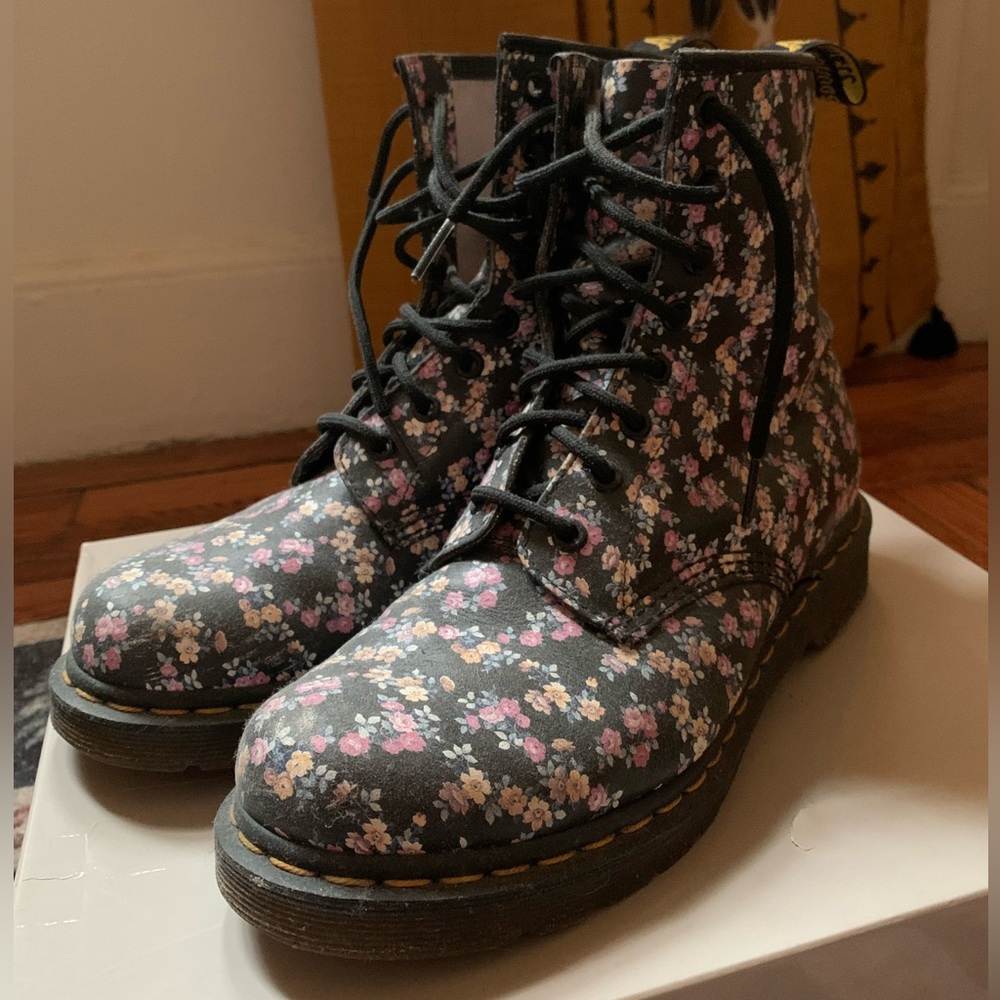 Ditsy Floral Print Doc Martens- Women’s size 8